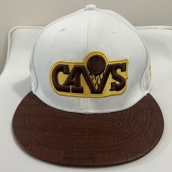 Cavs Snapback Hat White - Picture 1 of 6